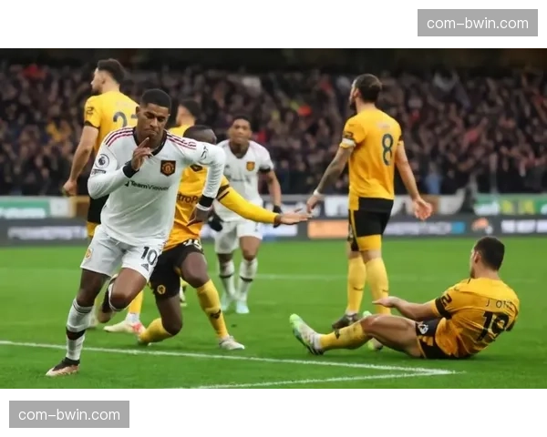 滕哈赫解释拉什福德半场换下，称必须为密集赛程轮换